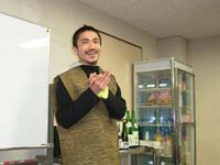 ���E����